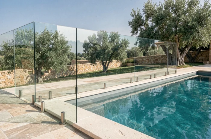 Clôture de piscine en verre trempé sans cadre sur terrasse avec vue sur paysage méditerranéen